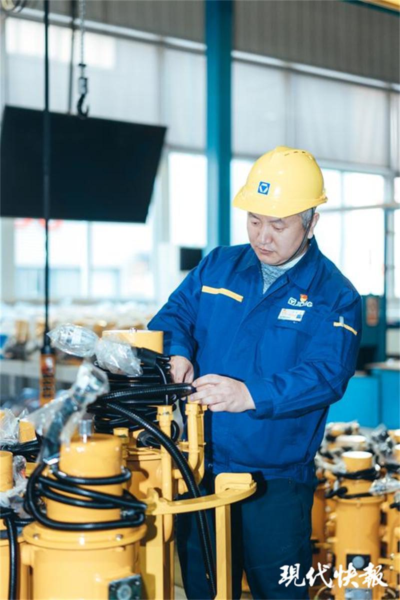 走近功勛模范｜數(shù)控機(jī)床上的“頂級(jí)工匠”孟維：在精密部件上“雕刻”出中國制造(圖4)