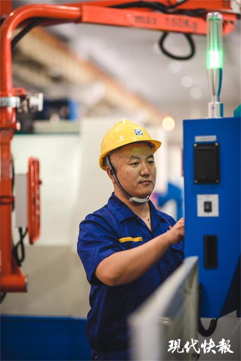 走近功勛模范｜數(shù)控機(jī)床上的“頂級(jí)工匠”孟維：在精密部件上“雕刻”出中國制造(圖2)