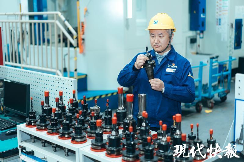 走近功勛模范｜數(shù)控機(jī)床上的“頂級(jí)工匠”孟維：在精密部件上“雕刻”出中國制造(圖3)
