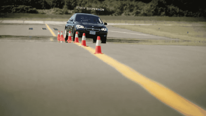 見到障礙自己會(huì)跳擺上香檳越野不倒這個(gè)技術(shù)讓你看手機(jī)也不暈車(圖19)